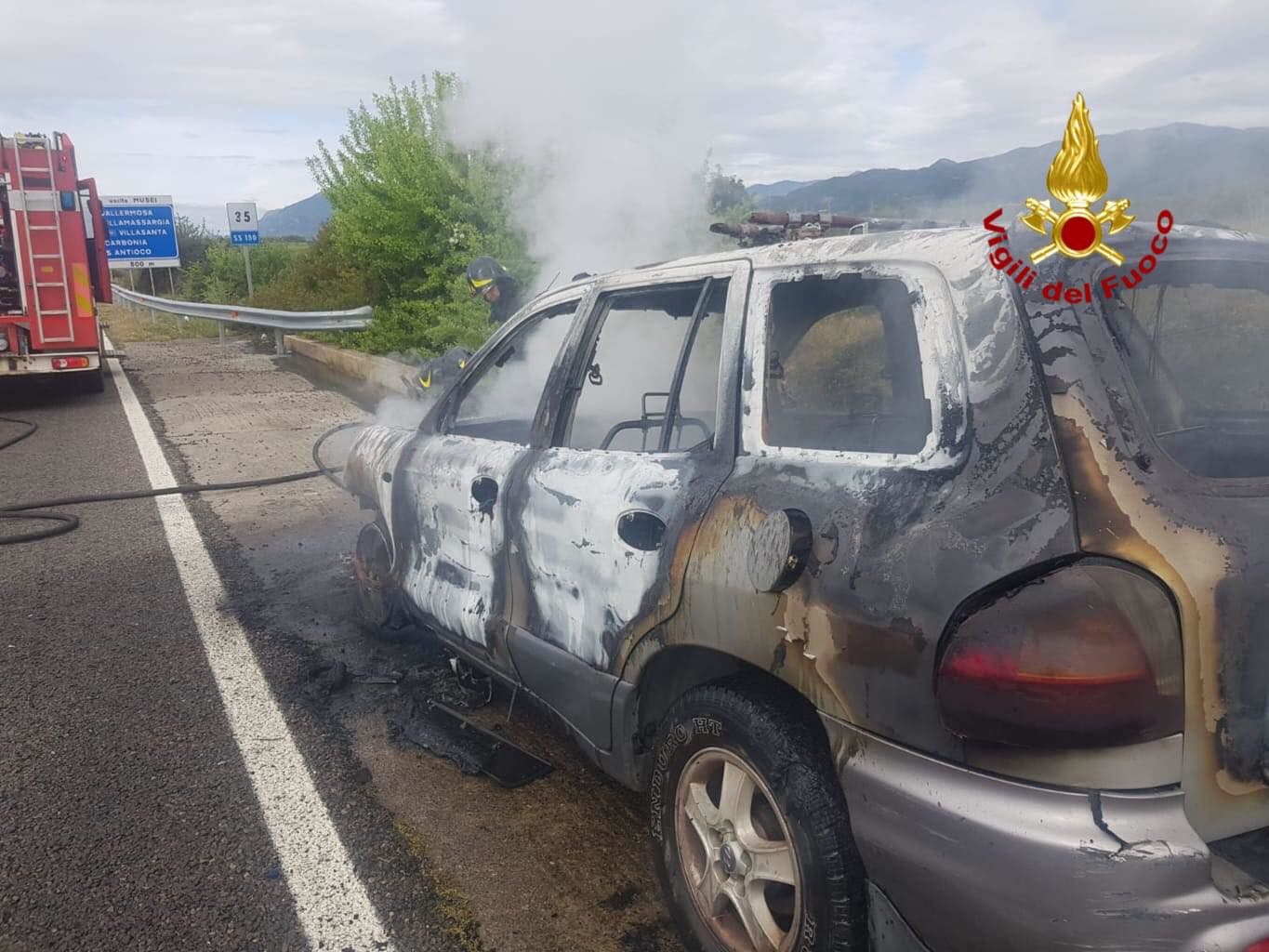 Panico sulla statale 130: auto in corsa prende fuoco