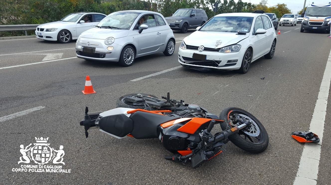 Cagliari, auto tampona moto sull’asse mediano: centauro all’ospedale