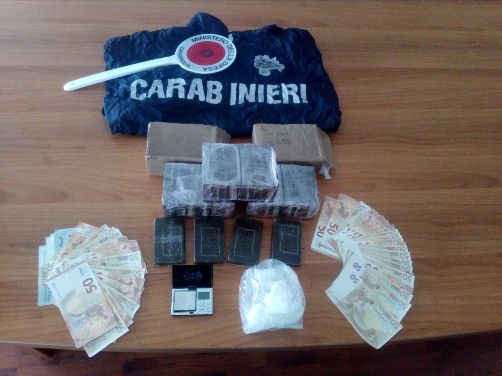 Cagliari, viavai sospetto in via Ciociaria e scatta il blitz: sequestrati 3,5 chili di hashish e un etto di coca