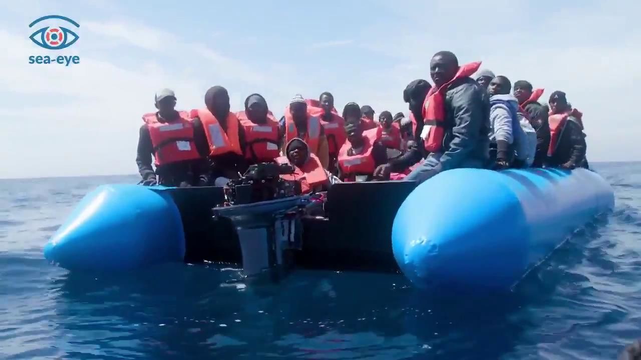 Migranti: ok allo sbarco dalla nave Ong di due bimbi e delle mamme
