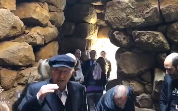 Piero Angela a 90 anni visita per la prima volta un Nuraghe -VIDEO