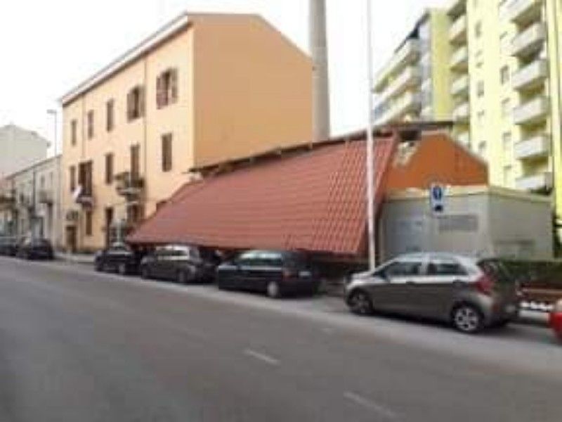 Vento fortissimo sulla Sardegna, a Sassari scoperchiato il tetto di una casa
