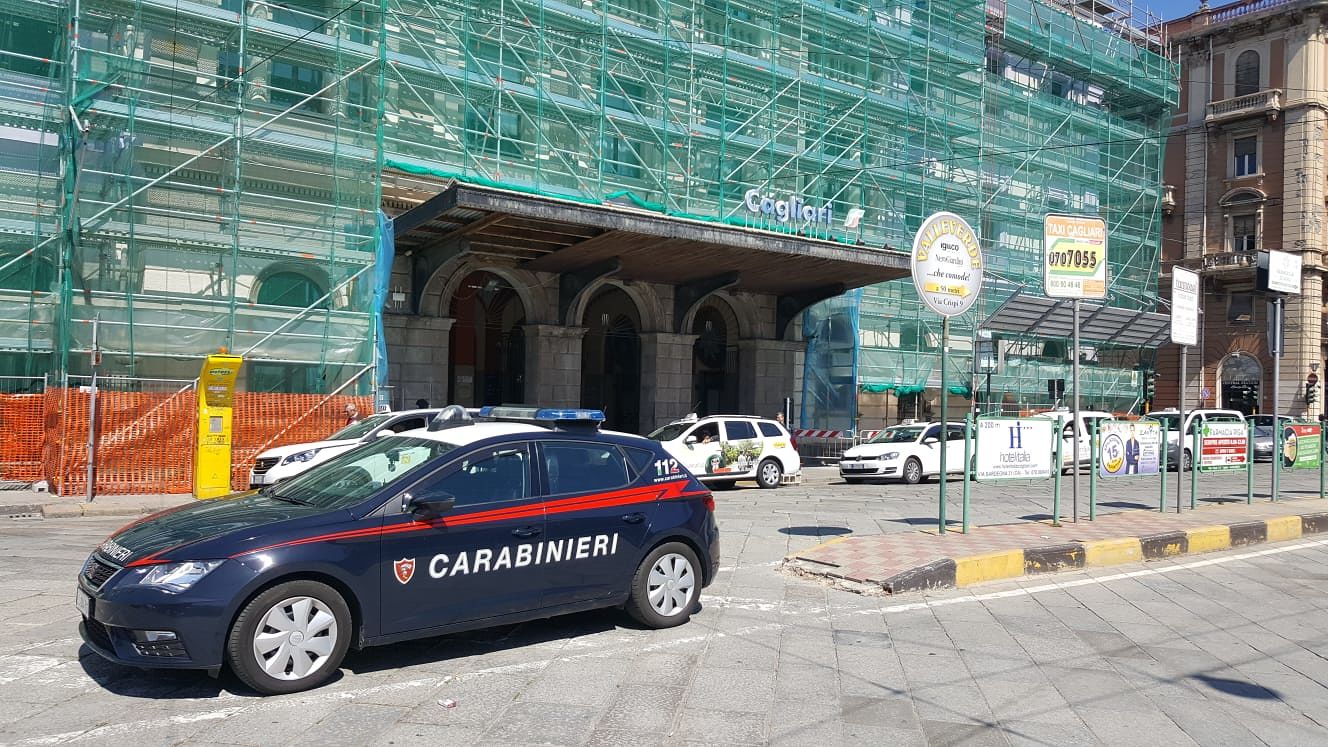 Cagliari, si sdraia sui binari della Stazione: salvato dai carabinieri