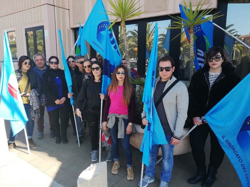 Cagliari, la rabbia degli operatori del cup dell’Assl licenziati: “Sbattuti come bestie in mezzo alla strada”