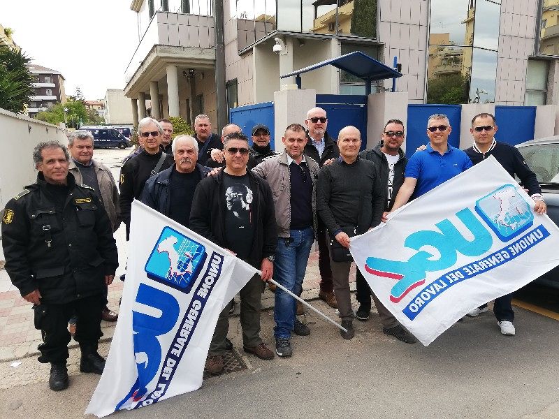 Cagliari, le lacrime delle guardie giurate: “Cinque mesi senza stipendio, siamo stritolati dai debiti”