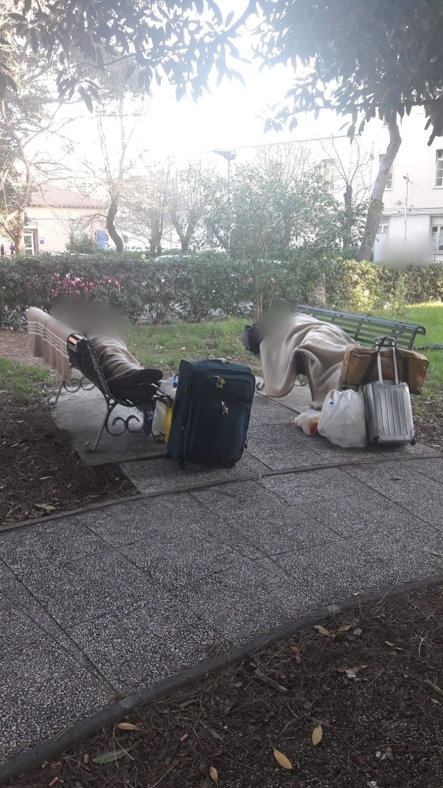 Cagliari, bivacchi nelle panchine del Ss. Trinità: “Siamo diventati il rifugio all’aperto dei clochard”