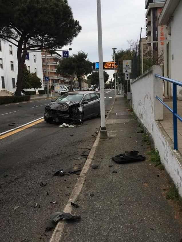 Cagliari, pauroso testacoda in viale Diaz: marito e moglie a bordo, sul posto un’ambulanza