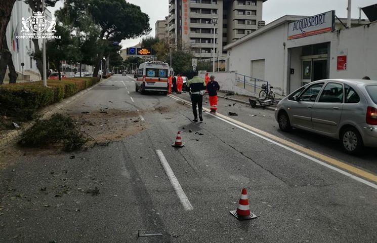Viale Diaz, la Ford Focus sbanda e si schianta contro un albero davanti alle piscine: due feriti, gravi danni
