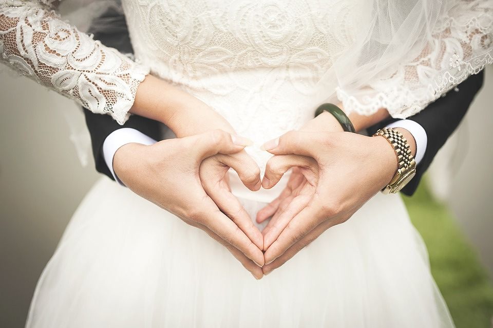 Matrimonio choc in Abruzzo: lo sposo fa sesso nel bagno con l’amico, fine dei festeggiamenti
