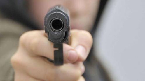 Follia a Cagliari, spara dall’auto in corsa e posta il video su instagram: giovane in manette