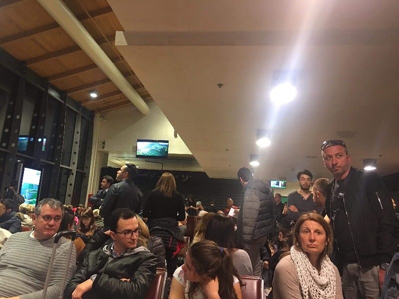 Maxi grandinata e temporale su Treviso, decine di cagliaritani bloccati all’aeroporto: voli paralizzati