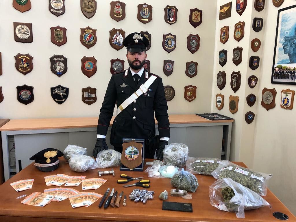 Cagliari, un chilo di marijuana in casa e 1700 euro in banconote false: nei guai una donna