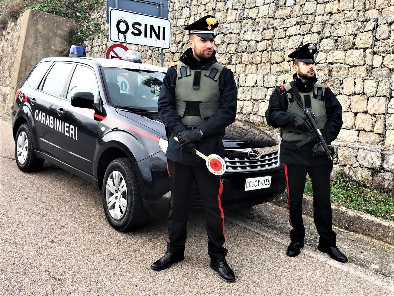 Osini, parcheggia l’auto davanti al garage della Caserma: denunciato 47enne
