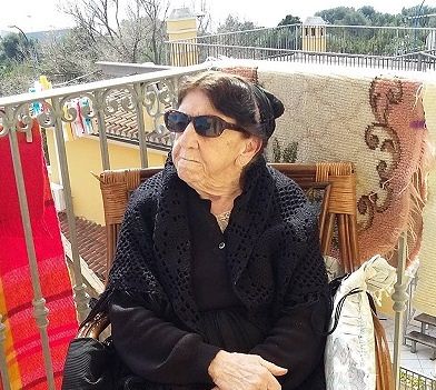 Ignobile scherzo telefonico contro Tzia Innassia: “Pensione di cittadinanza? No, deve pagare una multa”