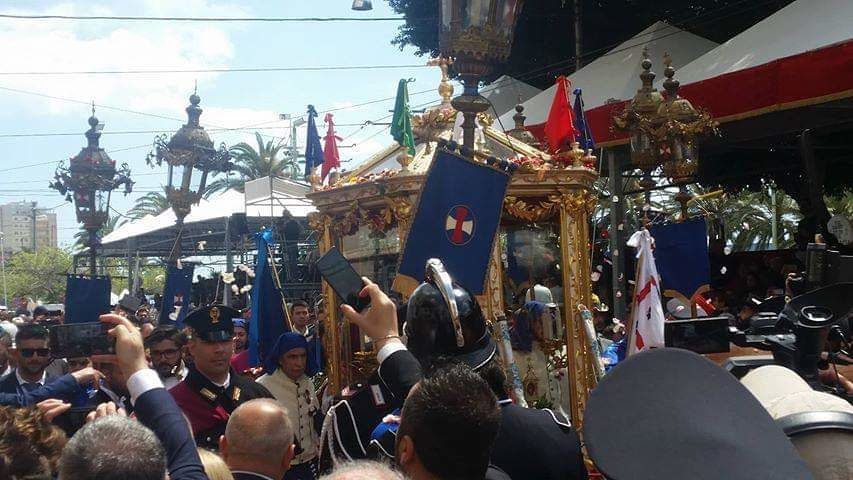 L’abbraccio immenso di Cagliari e della Sardegna a Sant’Efisio, tappeto di petali e festa in via Roma
