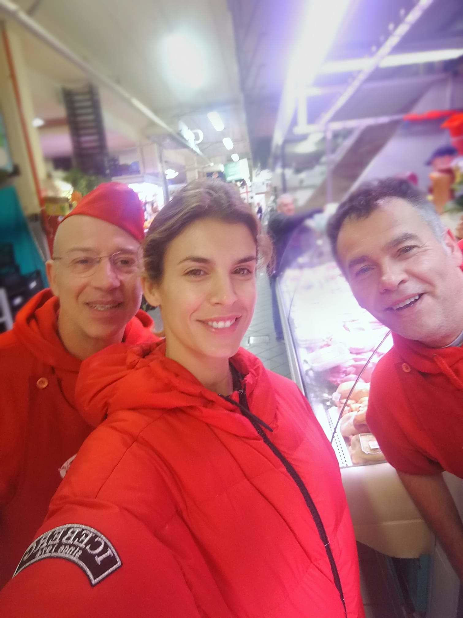 Cagliari, spesa speciale al mercato per Elisabetta Canalis: “Ha comprato due belle bistecche”