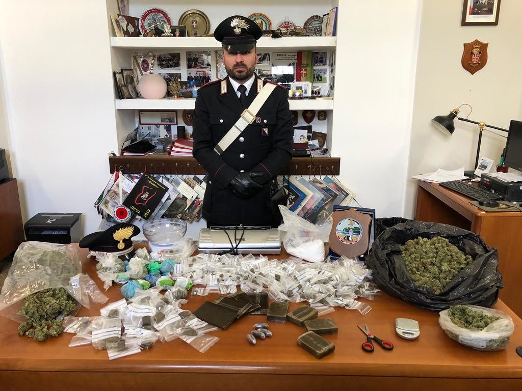 Blitz nella casa dello spaccio a S.Elia: trovati oltre 3 kg di droga, arrestato un giovane