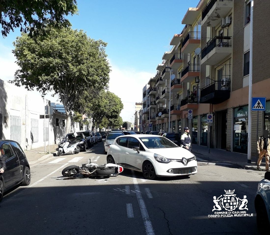 Cagliari, scontro tra auto e moto a Sant’Avendrace: centauro in ospedale