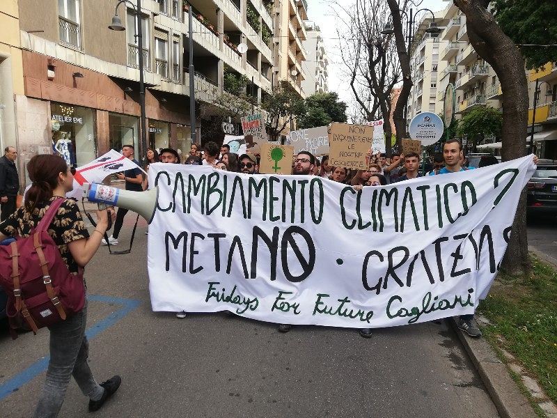 A Cagliari 500 studenti in marcia “per difendere il clima: no al metano e basta con la carne”
