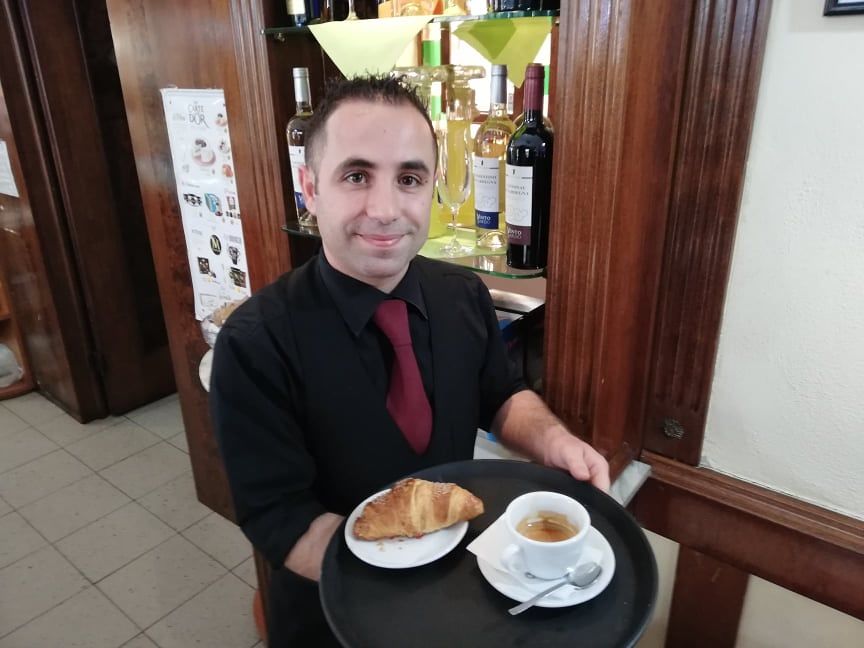 Luca di Cagliari: “Faccio il barista e non conosco l’inglese, con molti turisti basta un sorriso”