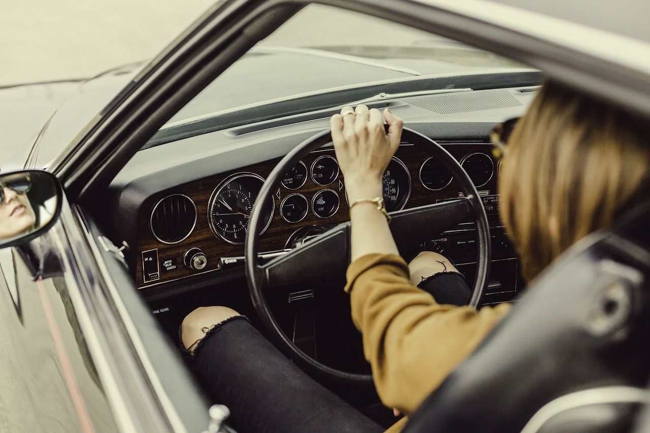 Cagliari, una donna su due al volante bocciata all’esame della patente. In Sardegna una su tre
