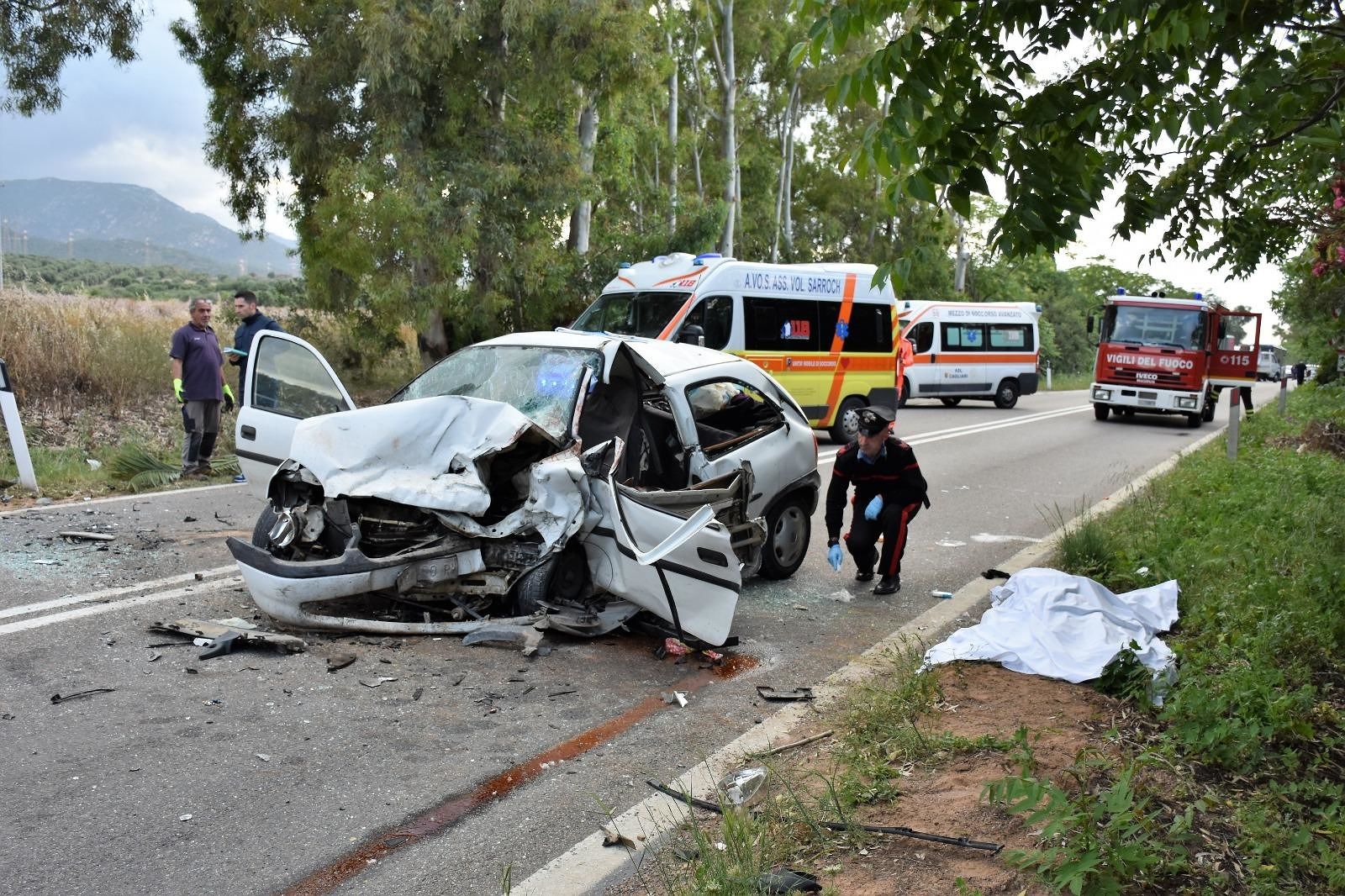Scontro frontale da brivido, un morto e 4 feriti a Sarroch: la vittima è un ragazzo di 28 anni
