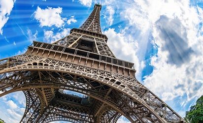 Parigi, un uomo scala la tour Eiffel: scatta l’allarme