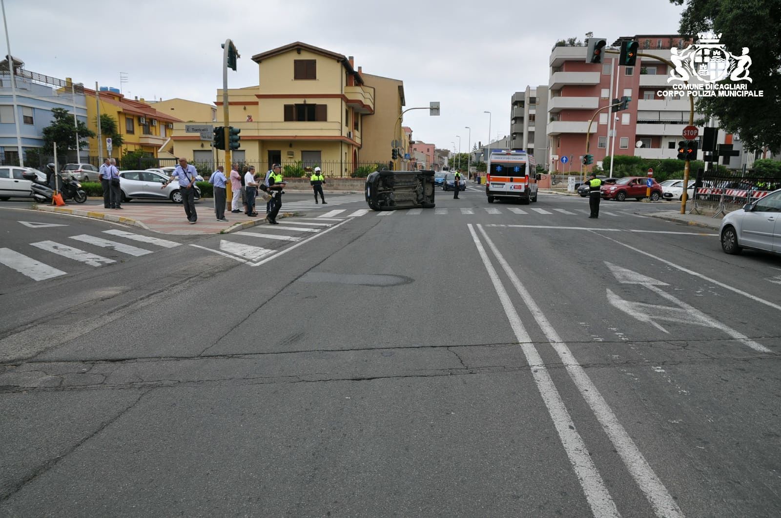 Incidente a Pirri, una Panda si ribalta: il conducente e le due figlie minorenni in ospedale