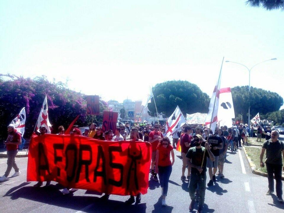 A Cagliari via alla manifestazione anti-militarista: “A Foras”