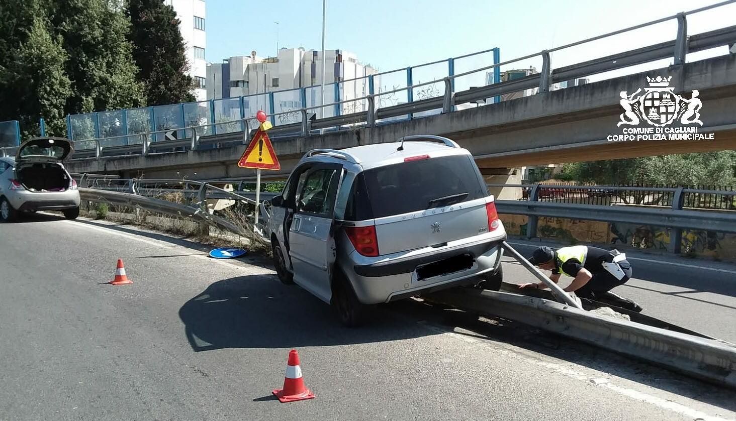 Cagliari, ubriaco alla guida perde il controllo dell’auto e finisce incastrato sul guardrail