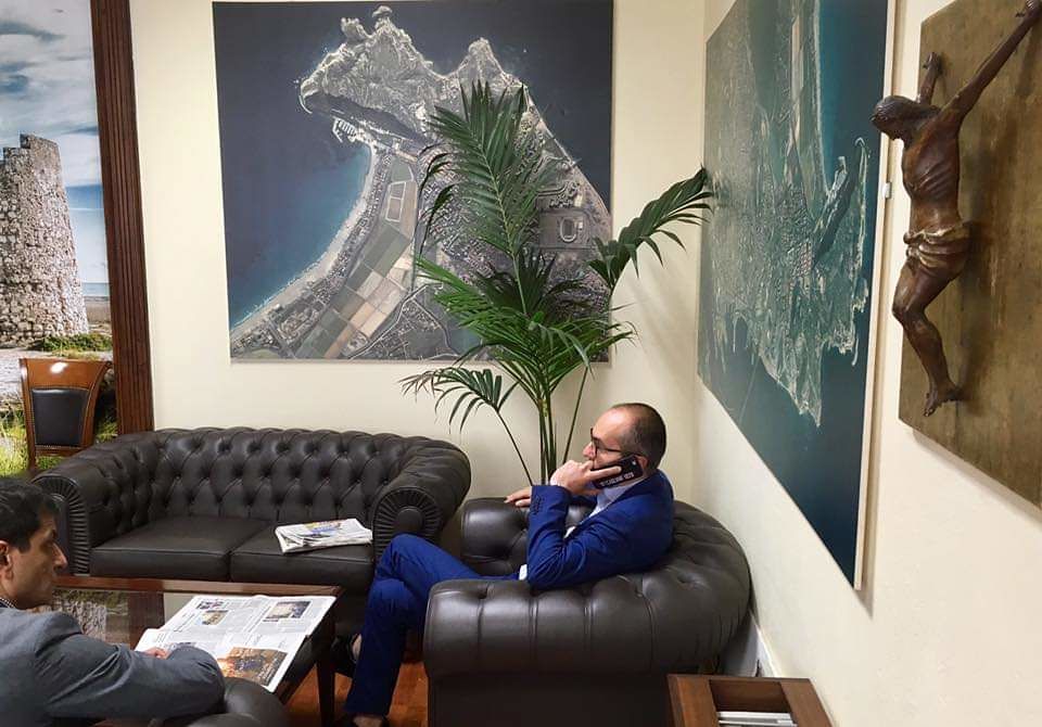 Cagliari, Paolo Truzzu mantiene la promessa: riappeso il crocifisso in Comune