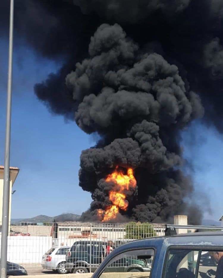 Maxi incendio a Tortolì, fiamme nella zona industriale e nube nera sulla città