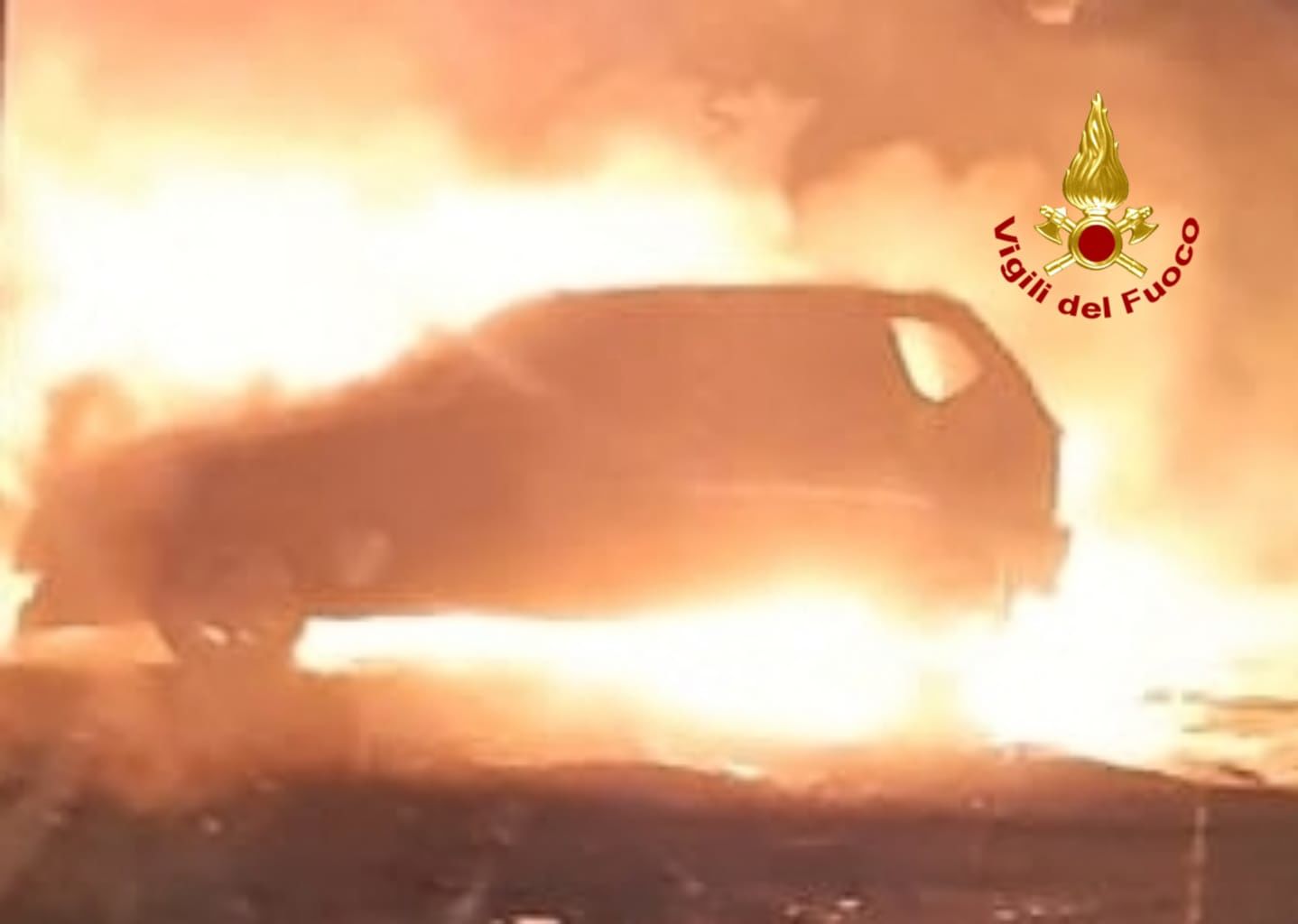 Pirri, auto in fiamme perde gpl dal serbatoio: momenti di paura in via Mentana