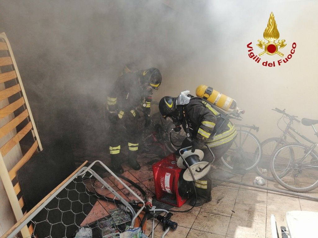 Incendio a Pirri, vanno in fiamme arredi e materassi in via delle Spighe: evacuate le case famiglia