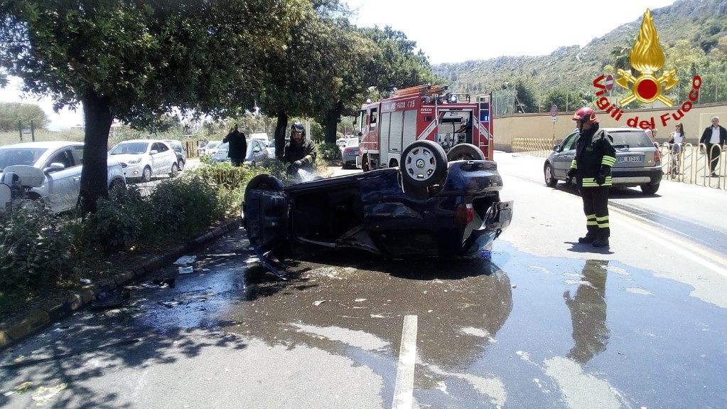Cagliari, auto si ribalta in viale Poetto: grave una persona intrappolata tra le lamiere
