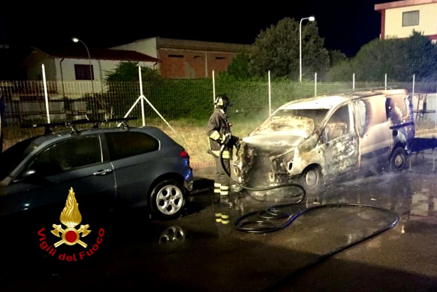 Fiamme nella notte a Decimomannu, distrutte due auto