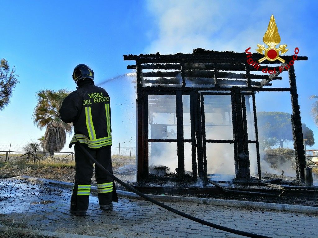 Quartu, paura al Poetto: un chiosco distrutto dalle fiamme