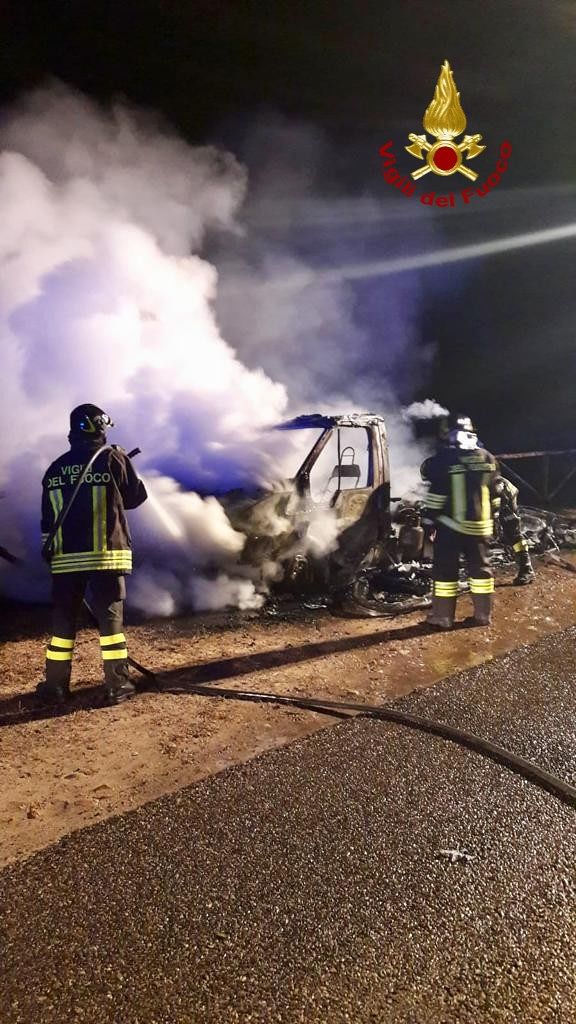 Attimi di paura sulla Ss 195, camper prende fuoco: salva una coppia sorpresa nel sonno