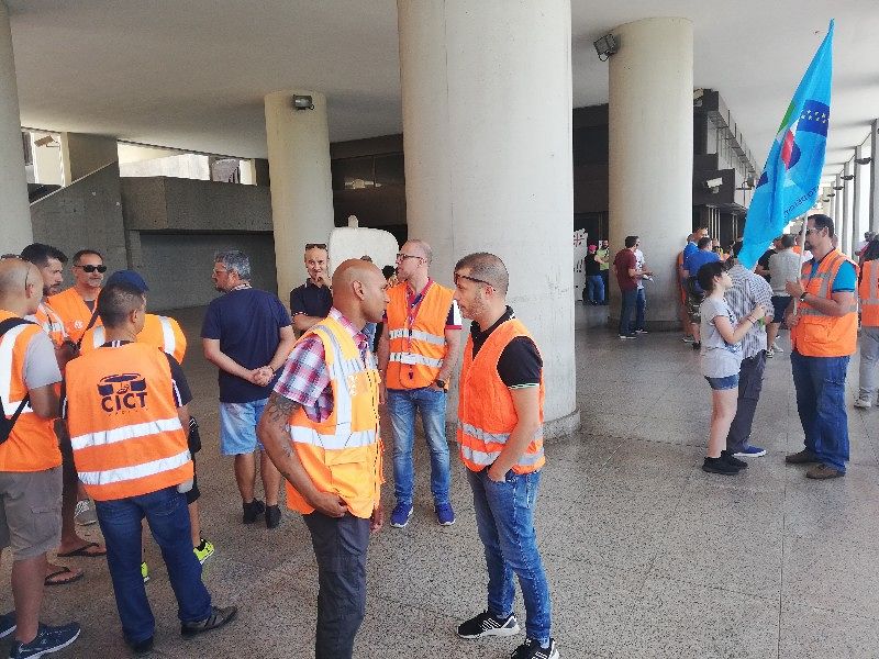 Cagliari, in via Roma espode la protesta dei portuali: “Siamo alla fame e disperati”