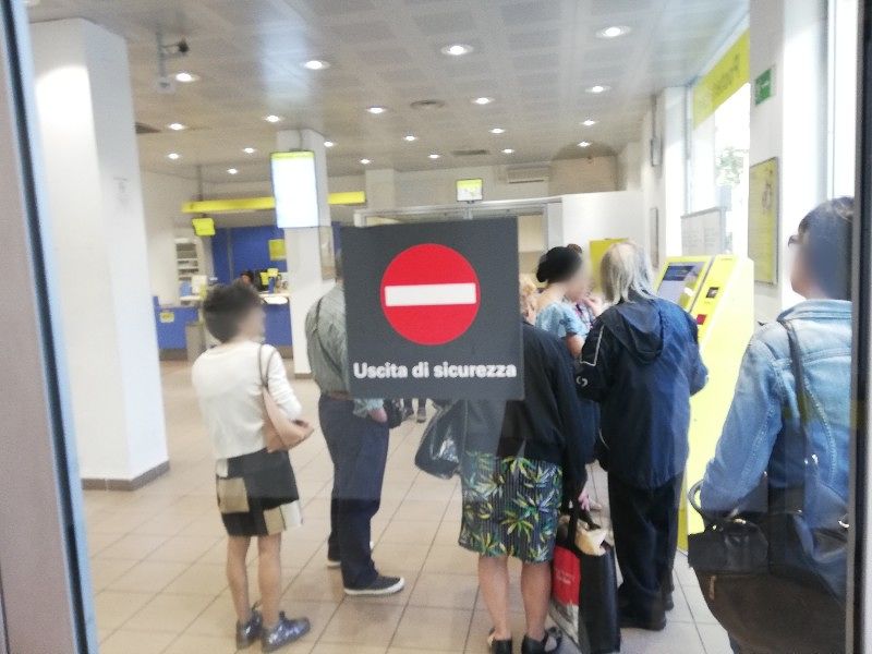 Cagliari, terminali ko alle Poste: lunghe file e disagi agli sportelli