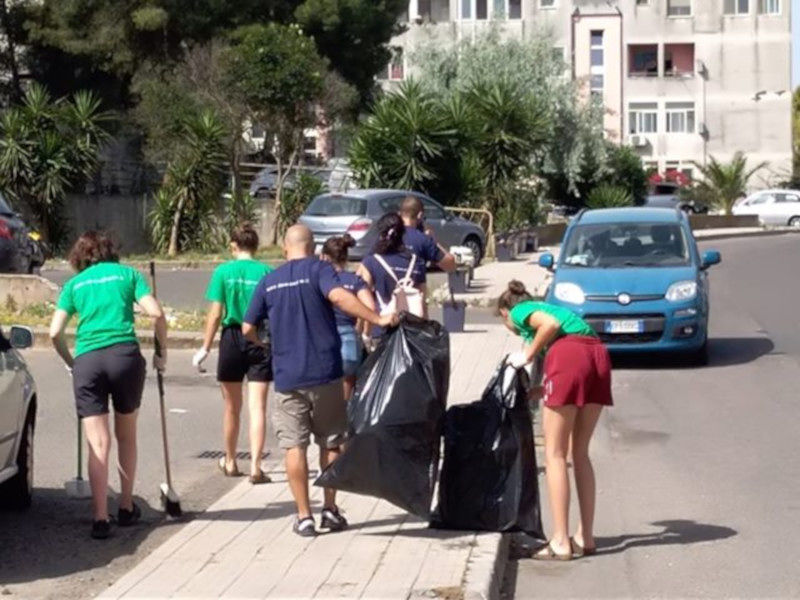 Pirri, un gruppo di ragazzi sardi e milanesi ripulisce aiuole e marciapiedi a Santa Teresa