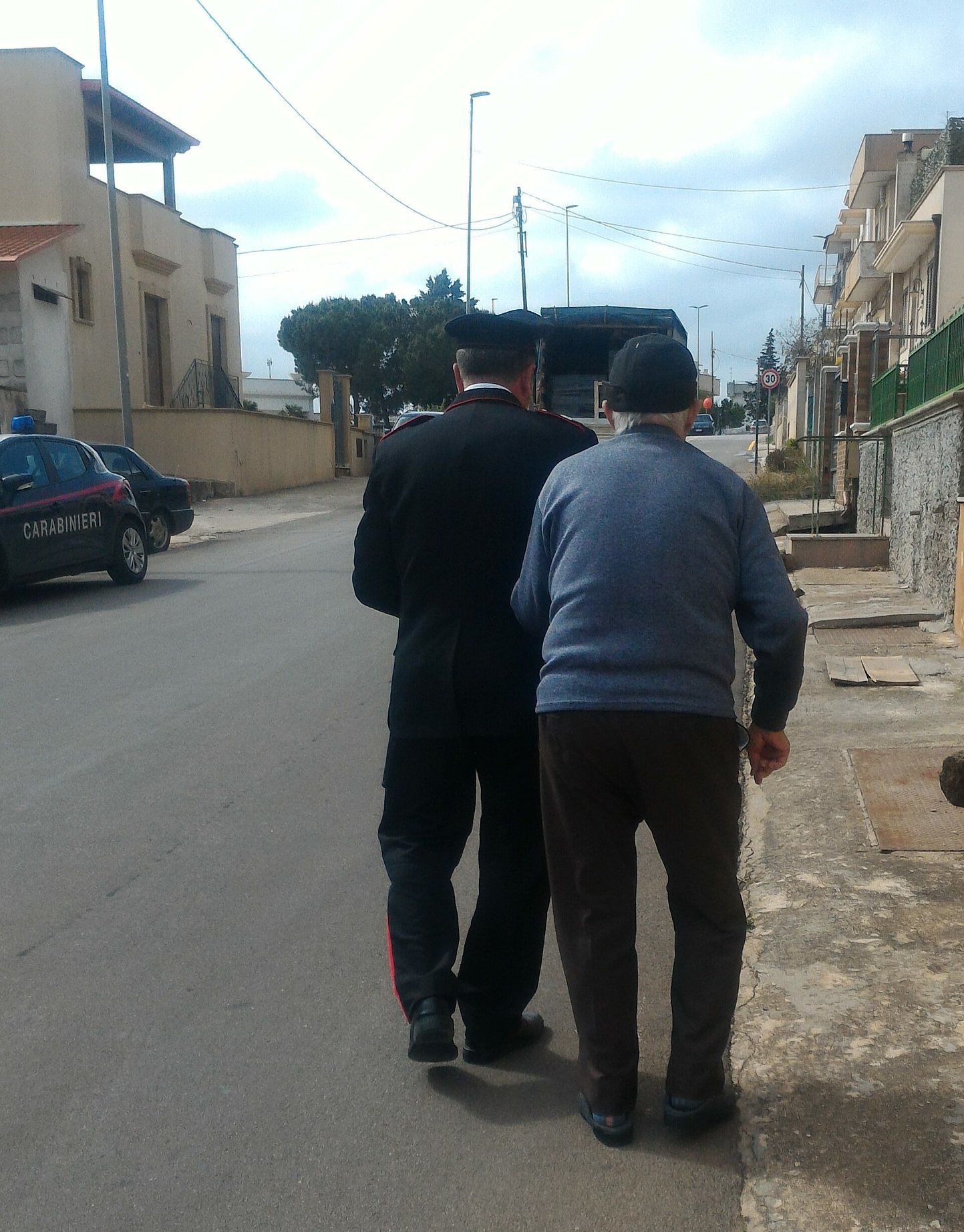 Un uomo di 96 anni piange e chiama i carabinieri: “Aveva bisogno di parlare e fare una passeggiata con qualcuno”