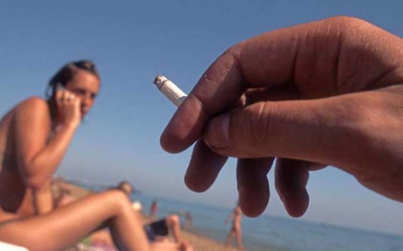 Divieto di fumo sulle spiagge sarde: “Noi fumatori dove andremo? È un danno anche per i turisti”
