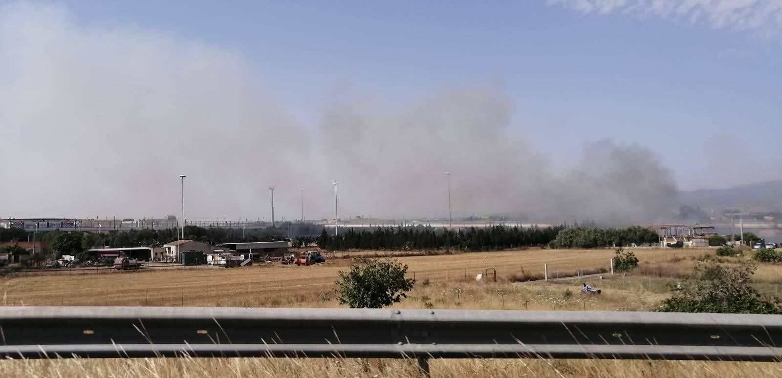 Nuovo incendio nei pressi del Policlinico di Monserrato: danneggiate alcune strutture