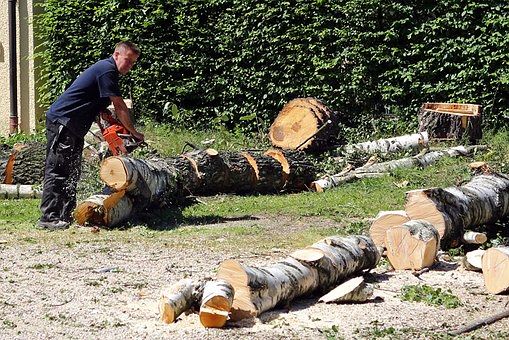 Terribile tragedia a Uta, un imprenditore finisce sgozzato dalla motosega e muore