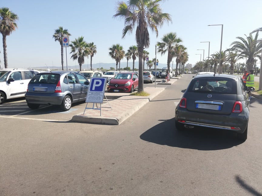 Cagliari, parcheggi gratis col contagocce al Poetto: “Costretti a pagare 4 euro per goderci il mare”