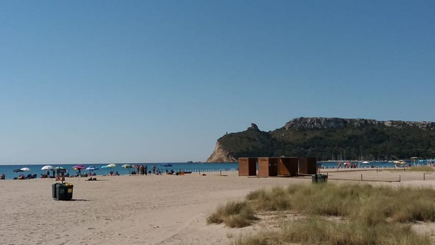 Poetto, primi tuffi nel 2 giugno a Cagliari: finalmente il bel sole e tanti bagnanti in spiaggia