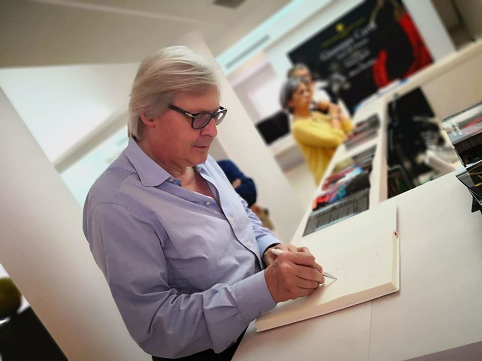 Vittorio Sgarbi inaugura la mostra di Giuseppe Carta: “Una fusione perfetta tra modernità e tradizione”
