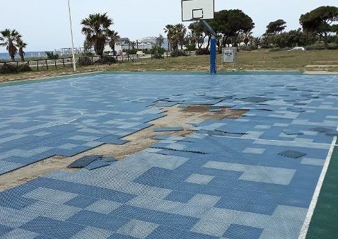 Quartu, vandali in azione al Poetto: “Campo da basket devastato dalle moto”