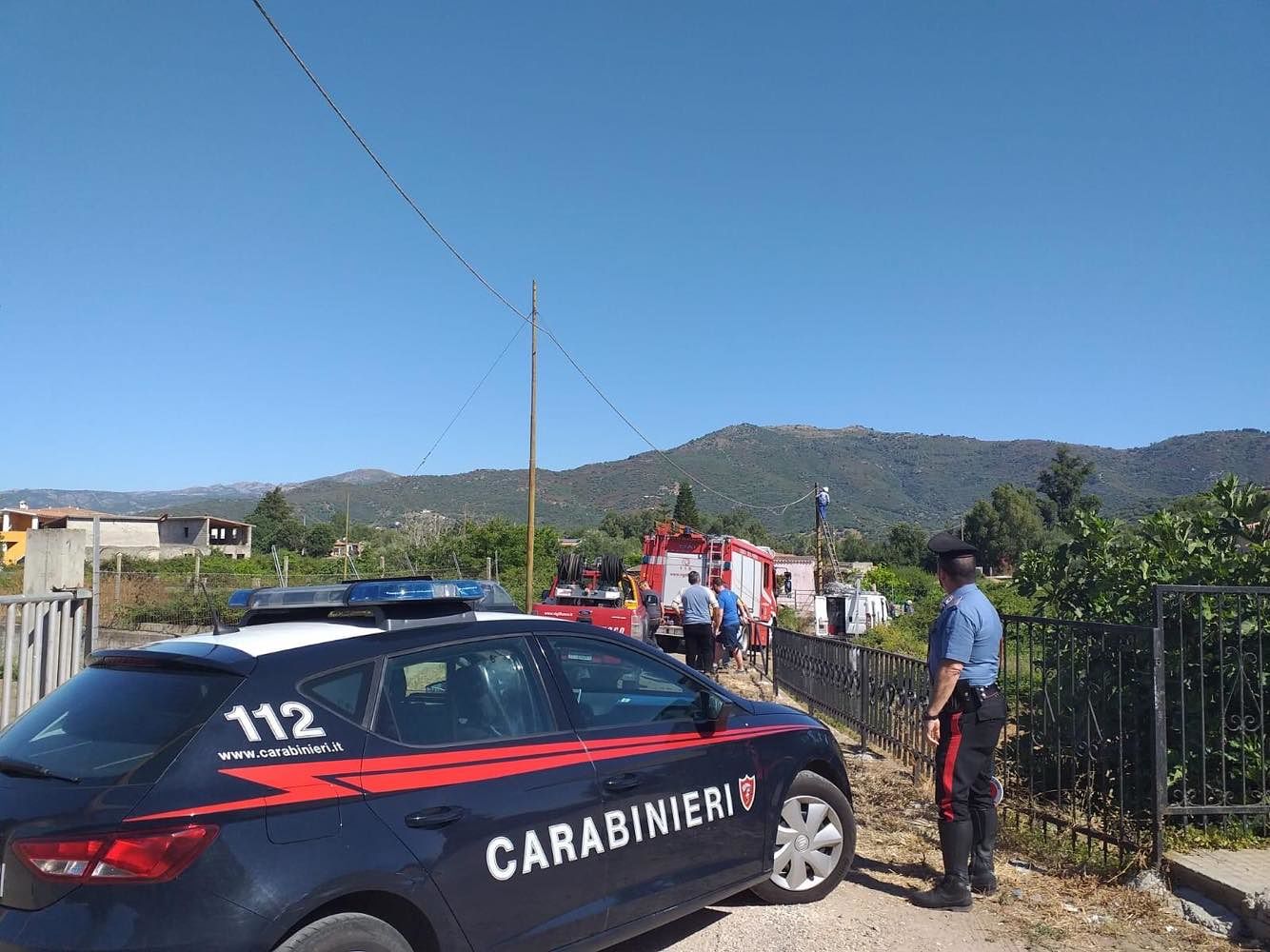 Torpè, folgorati da una scarica elettrica mentre camminano per strada: papà e figlio all’ospedale